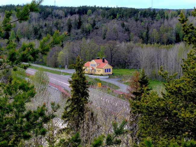 Maj 2005, vy mot Lissma skola (idag MC-klubb). Fotografen stid i reservatet; skolan gör inte det. Om du vill se flera foton från området, klicka på bilden.